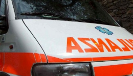 Perde il controllo e si schianta con il camion nel cortile di un'abitazione
