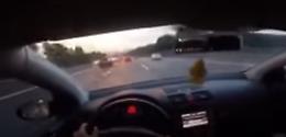 Follia in autostrada, tra le auto come fosse uno slalom