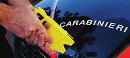 Scaglia le pietre contro le macchine, i carabinieri lo fermano con il taser