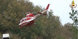 Auto precipita nel dirupo, conducente morto dopo un volo di 25 metri