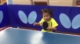 La bimba è un prodigio del ping pong: colpi da fuoriclasse!
