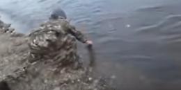 Pesca a mani nude e riempie la ciotola