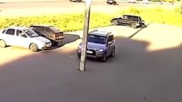 Centra il palo nel parcheggio, l'incidente è comico