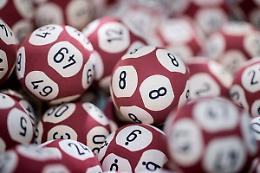 Vince alla lotteria ma 25 anni dopo gli congelano il conto, ecco la sua storia assurda