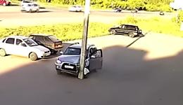 Tutto solo nel parcheggio, centra in pieno il palo: da non credere