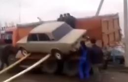 Provano a scaricare l'auto dal camion, ma la loro strategia fallisce!