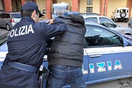 Ruba la carta di credito all'anziano cieco che assiste, arrestato dalla polizia