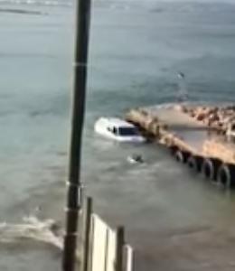 Auto in mare, prova a recuperarla tuffandosi