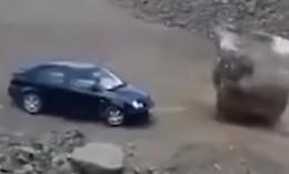 Il masso lanciato dalla montagna si ferma ad un passo dall'auto