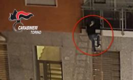 Ladro acrobata ruba a casa di una donna morta