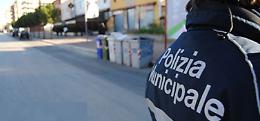 Scontro tra due auto a Rivoli, una finisce sul marciapiedi: conducente trasportato via in ambulanza