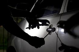 Via Elvo, rompe il vetro e rovista nell'auto: arrestato pluripregiudicato
