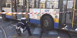 Si scontrano un bus e un furgoncino Amazon, ferite 7 persone