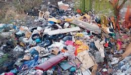 Discarica abusiva a Cambiano: rifiuti abbandonati e mancanza di sorveglianza