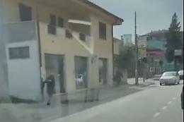Guardie e ladri 2.0: il poliziotto insegue il fuggitivo...a piedi