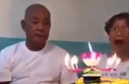 Tanti auguri alla festeggiata, la sua espressione è comica