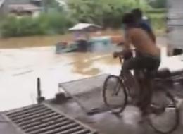 L'acrobazia in bici finisce male: tuffo nel fiume