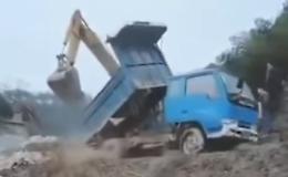 Rimettono in piedi il camioncino ribaltato, ma qualcosa va storto!