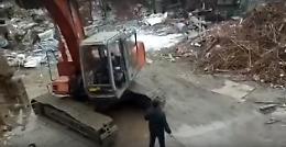 La gru blocca il camion: lite furiosa tra i guidatori e finale&hellip; choc!