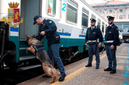 Follia sul treno Torino-Susa: svuotano estintori nelle carrozze e contro il capotreno, tre minorenni nei guai