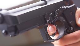 Armati di una pistola pestano e rapinano l’amico 14enne