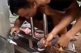 Che guaio: salda le barre metalliche, ma rimane con la testa bloccata