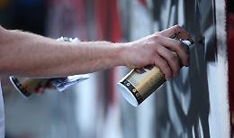 Torino, imbrattano muro di uno stabile in centro: due writers denunciati