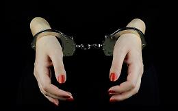 Centro, strappa la borsetta a due ragazze e ruba 20 euro: arrestata 21enne