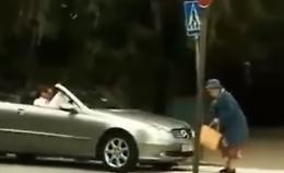 Frena all'ultimo momento e la nonnina s'inviperisce