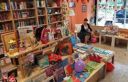 LIBRERIA MARAMAY - Al posto del cellulare un bel libro per ragazzi da portarsi in spiaggia.