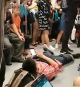 Entra in metro e si stende sul pavimento: che imbarazzo