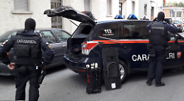 Minaccia la madre con la pistola e si chiude in casa per ore: i carabinieri fanno il blitz