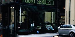 «Hai il biglietto?», e aggredisce il controllore: paura sul bus 2 in corso Potenza