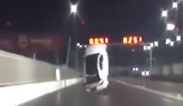 L'auto s'impenna, ma il giochino finisce male