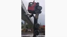Che botta: il camion prende il ponte e si ribalta
