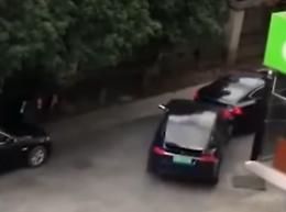 Lite nel parcheggio: insegue e tampona l'automobilista scortese
