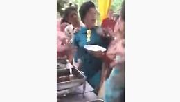Salta la fila al buffet, la signora non ci sta e... scoppia la rissa!