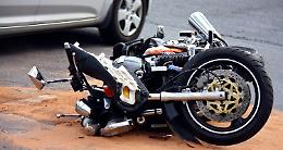 Torino, schianto all'ingresso del sottopasso di piazza Rivoli: morto motociclista