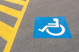 Sosta nei posti riservati ai disabili: sono 21 le sanzioni al giorno, con le segnalazioni in aumentano