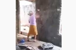Non è soddisfatta dei muratori: la nonnina si fa i lavori da sola
