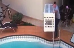 Trasporta il frigo nel cortile di casa… ma finisce in piscina!