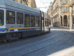 Redarguito perché fuma sul tram, minaccia autista ed urina sui sedili: arrestato
