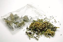 In casa più di quattro chili tra marijuana e hashish: arrestato spacciatore