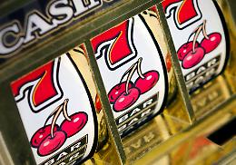 Apparecchi elettronici da gioco senza autorizzazioni: sanzionato il titolare di un bar di Settimo