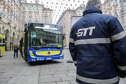 Schiaffi e gomitate per sfuggire ai controllori Gtt: denunciato un giovane 25enne