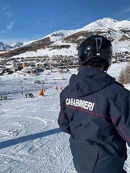 Controlli intensificati sulle piste di Bardonecchia: arrestato un 25enne che tentava di rubare degli sci