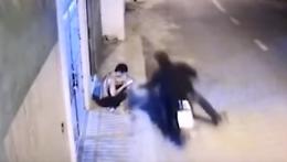 Furto con destrezza: ruba cellulare al volo a bordo della sua moto