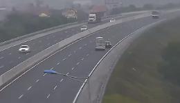 Folle corsa in retromarcia sull'autostrada: ma è impazzito!?