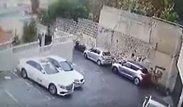 Il muro cede e e distrugge le auto parcheggiate: scena da incubo