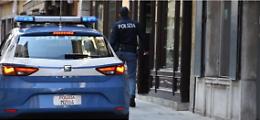 Anziana si lancia nel vuoto dal balcone, ma i poliziotti eroi la salvano miracolosamente